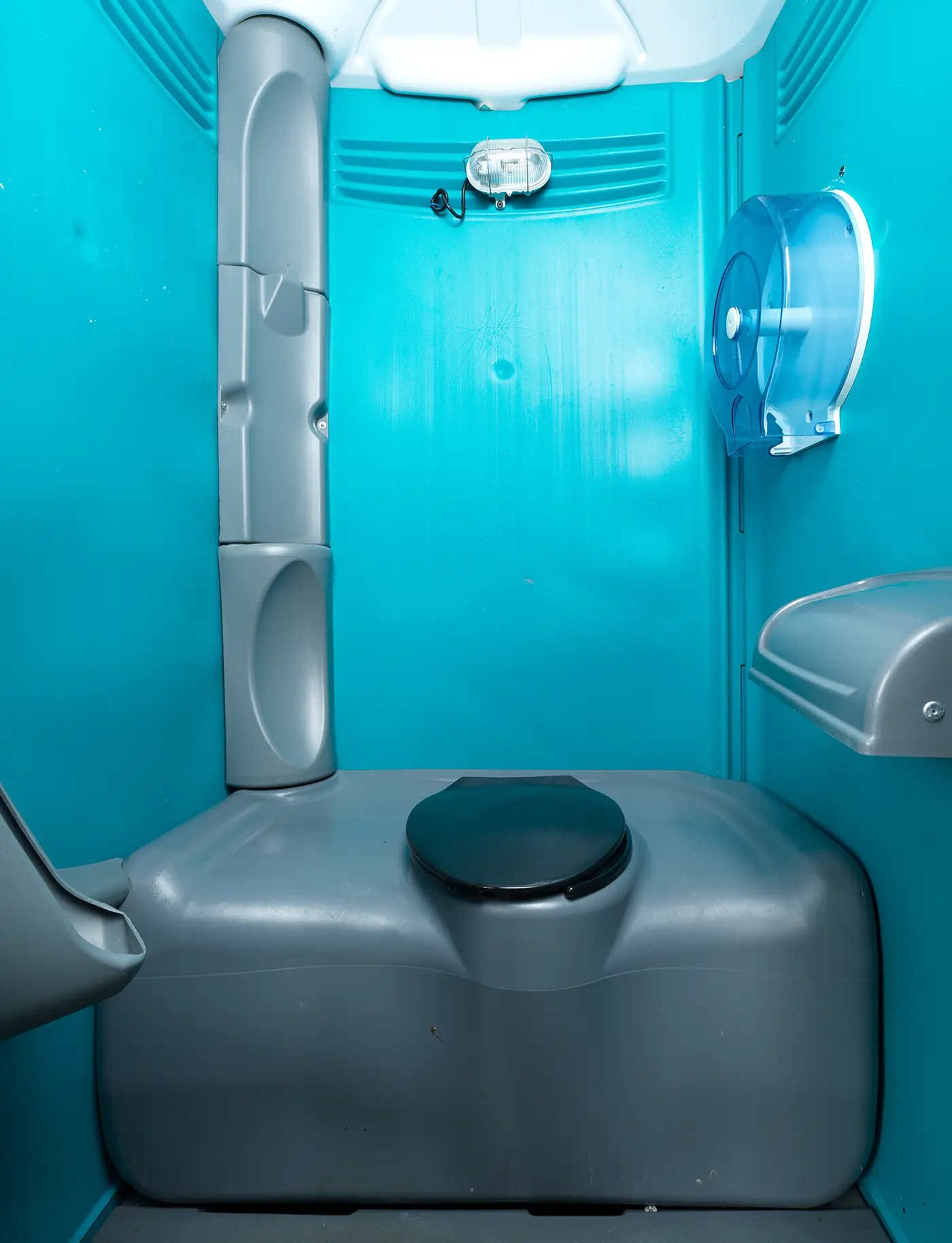 MOBITOIL Comfort: Innenraum mit WC, Handwaschbecken und Urinal