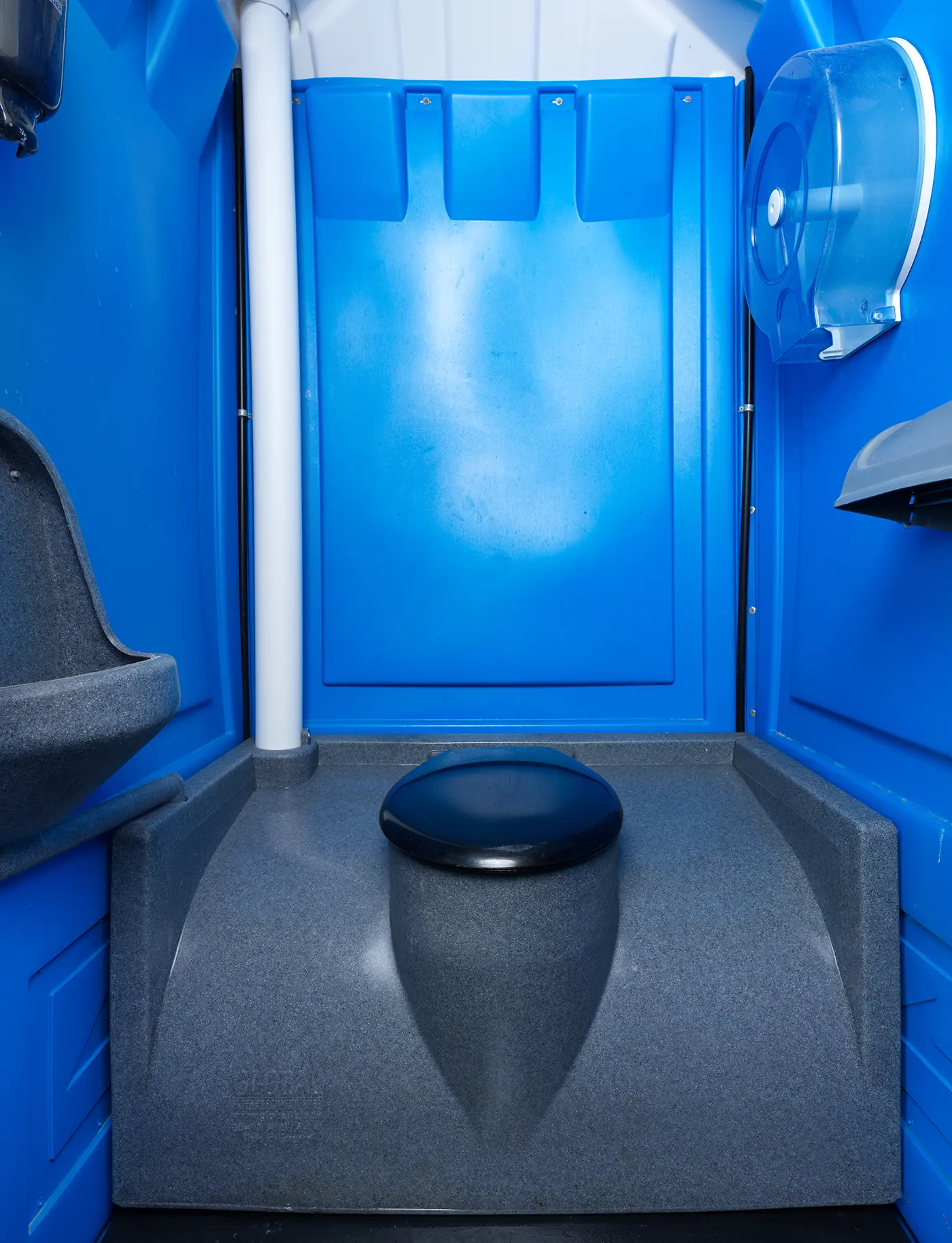 MOBITOIL Basic: Innenraum mit WC-Ring, Urinal und Papierspender