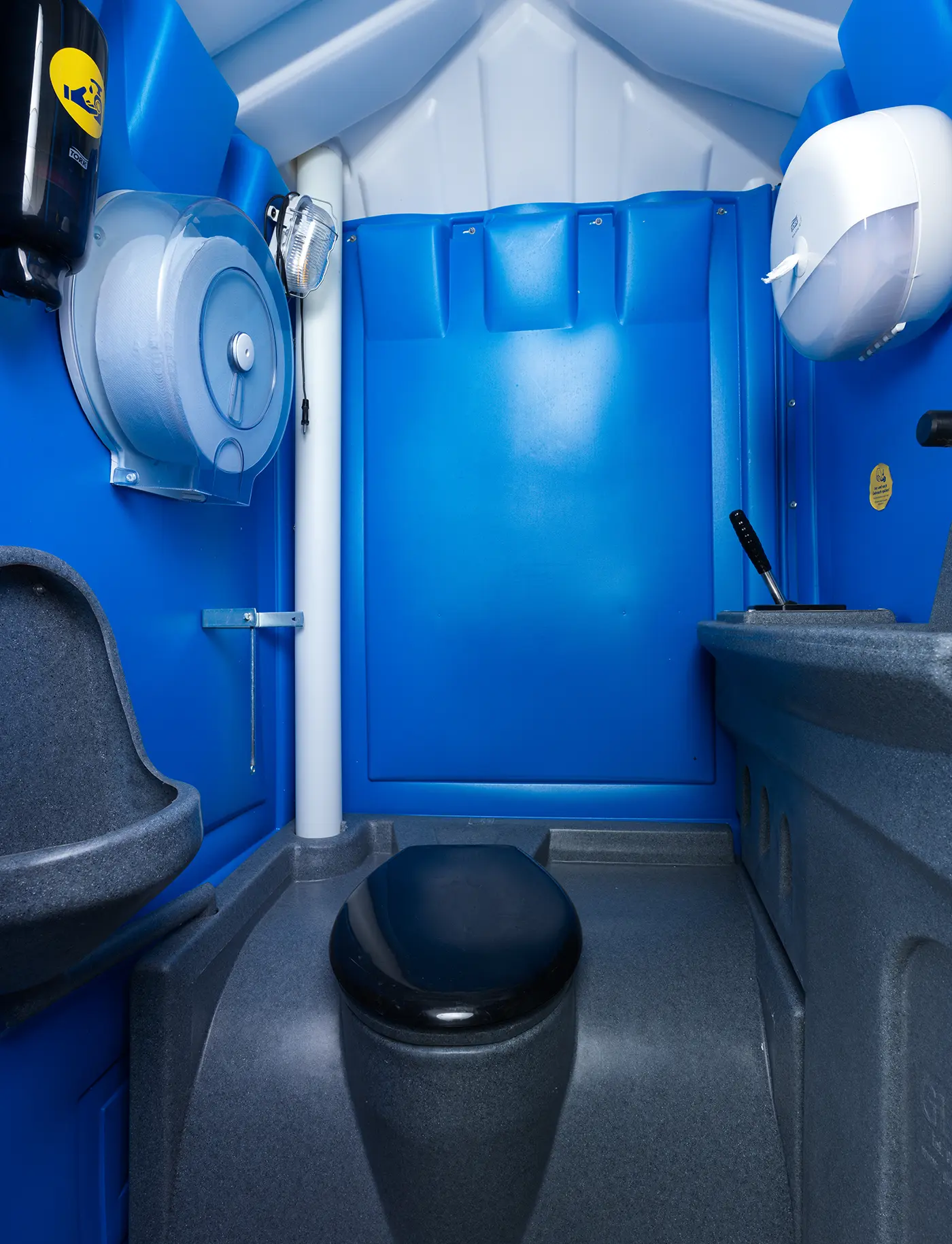 MOBITOIL Comfort Event: Innenraum mit WC, Handwaschbecken und Papierspender