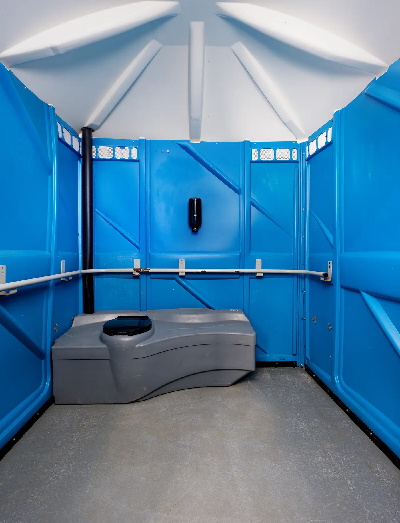 MOBITOIL Barrierefrei: Innenraum mit Haltegriffen und WC