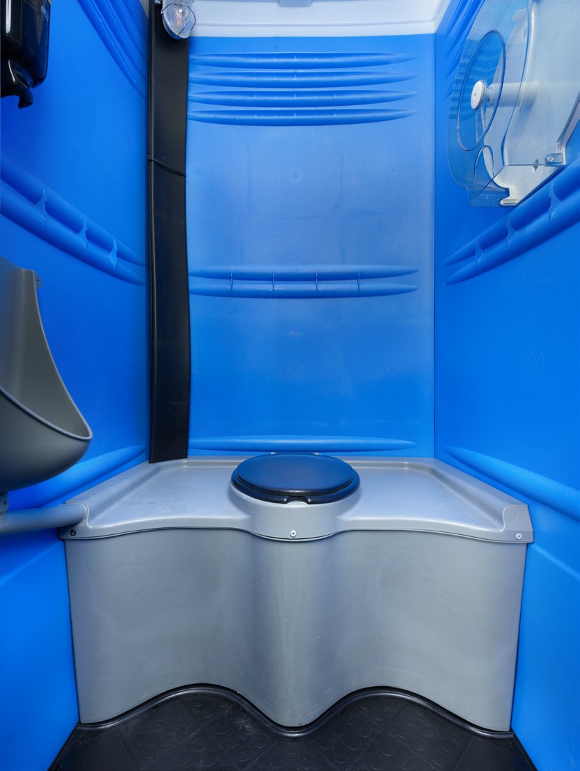 MOBITOIL Basic Event Armal: Innenraum mit WC und Urinal